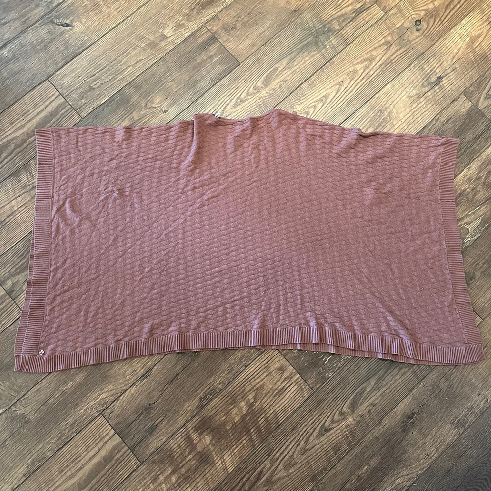 Lululemon‎ Divinity Poncho in Mauve/Spanish Oak Shawl Wrap